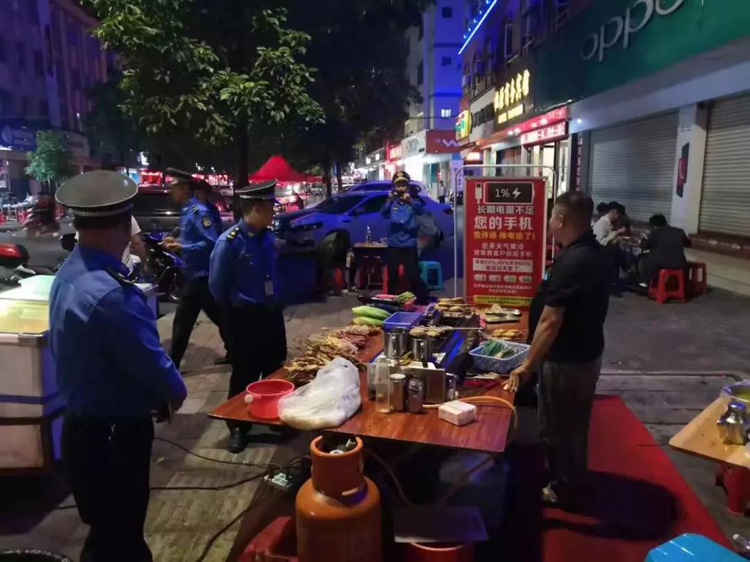2019-11-28港口鎮(zhèn)多個部門聯(lián)合執(zhí)法 堅決打贏藍(lán)天保衛(wèi)戰(zhàn).jpg