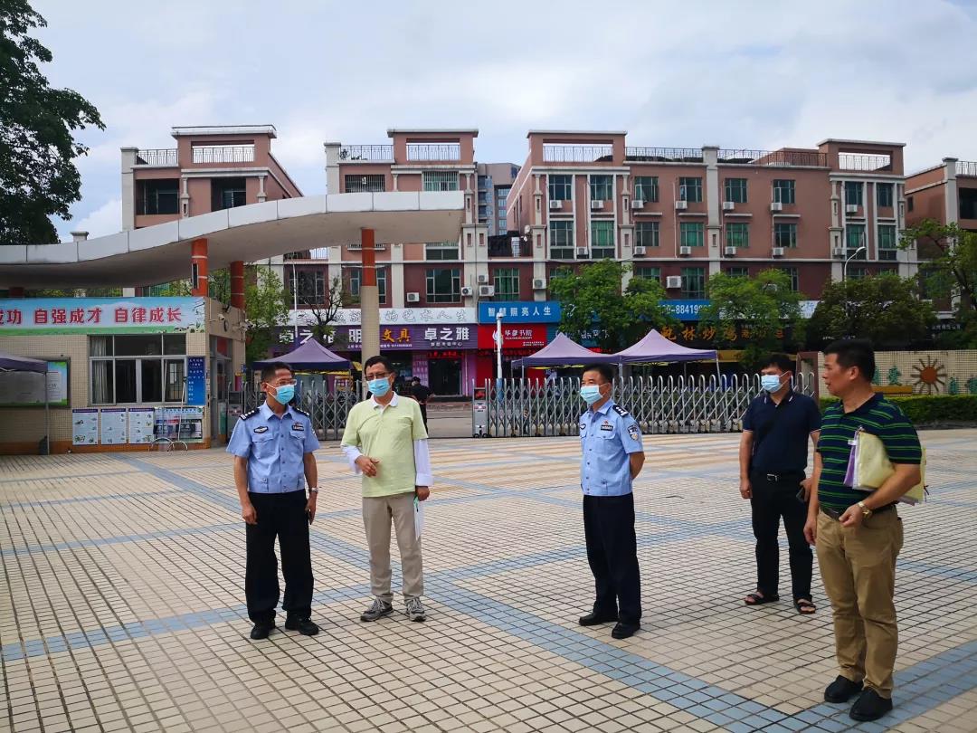 2021-5-20市交警支隊到港口鎮(zhèn)開展校車督導(dǎo)檢查001.jpg