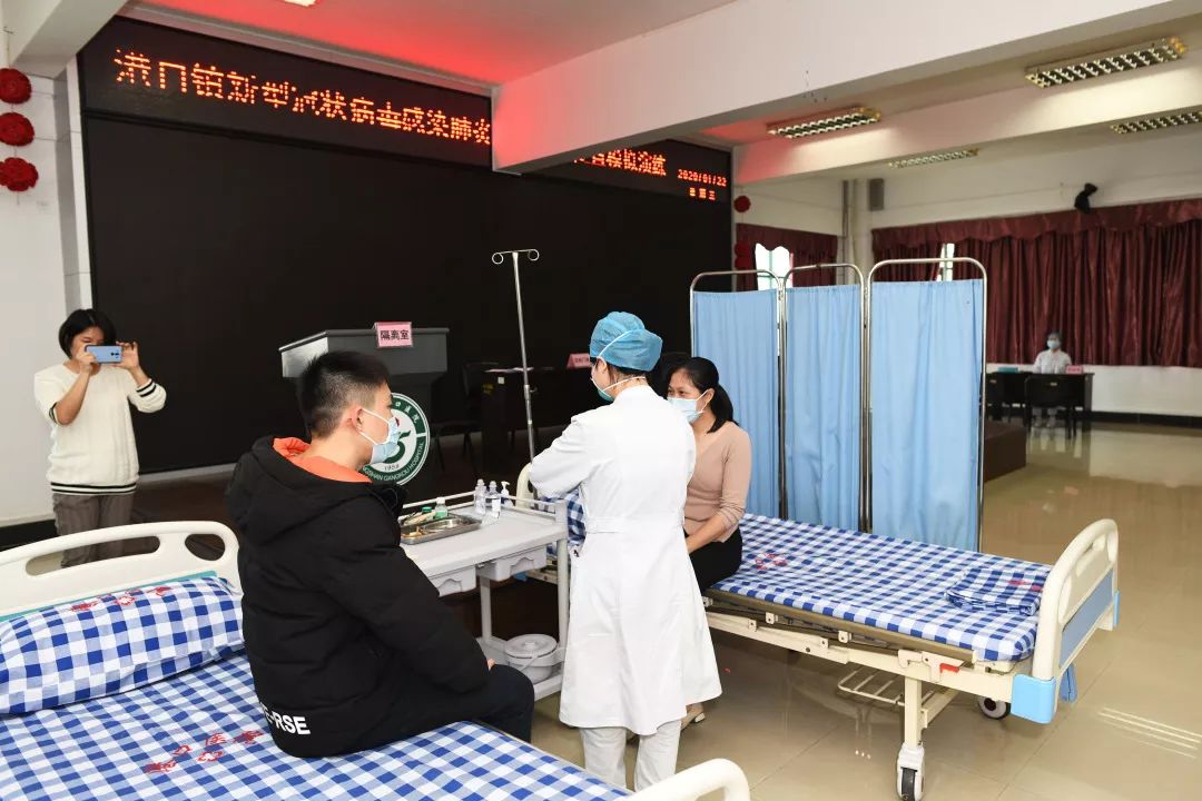 港口鎮(zhèn)衛(wèi)計局開展新型冠狀病毒感染的肺炎救治應(yīng)急演練002.jpg