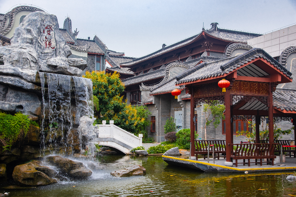 3.紅博城大師園內(nèi)的水榭亭臺(tái)(20210323).jpg