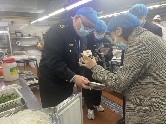春節(jié)放心吃！“全民投票查餐廳”開展年夜飯直播檢查373.png