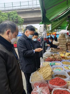 1月16日，黨組成員何文煥帶隊(duì)到古鎮(zhèn)岡南農(nóng)貿(mào)中心市場開展節(jié)前督導(dǎo)檢查.jpg