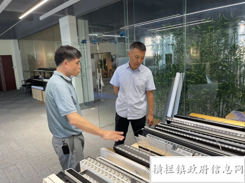 鎮(zhèn)主要領(lǐng)導(dǎo)帶隊(duì)走訪我鎮(zhèn)照明燈飾企業(yè).jpeg