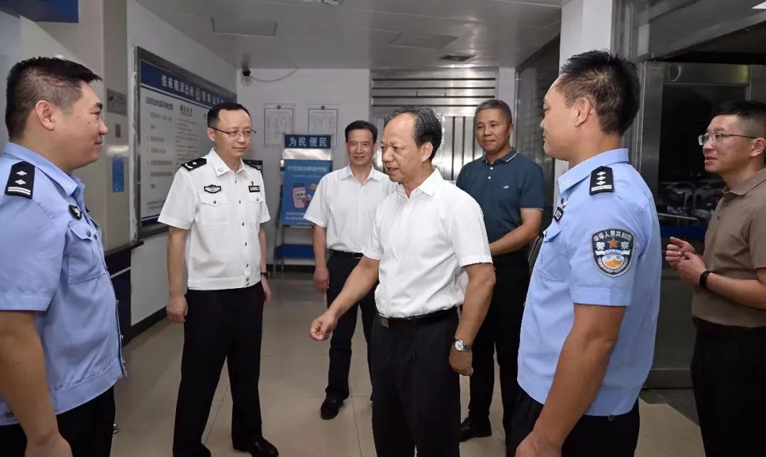 郭文海慰問假期值班備勤的公安消防人員：展現(xiàn)了主動(dòng)擔(dān)當(dāng)作為精神和強(qiáng)大戰(zhàn)斗力1.jpeg