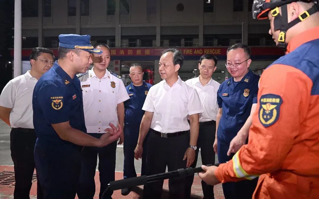 郭文海慰問假期值班備勤的公安消防人員：展現(xiàn)了主動(dòng)擔(dān)當(dāng)作為精神和強(qiáng)大戰(zhàn)斗力2.jpeg
