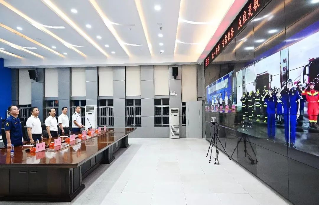 郭文海慰問假期值班備勤的公安消防人員：展現(xiàn)了主動(dòng)擔(dān)當(dāng)作為精神和強(qiáng)大戰(zhàn)斗力3.jpeg