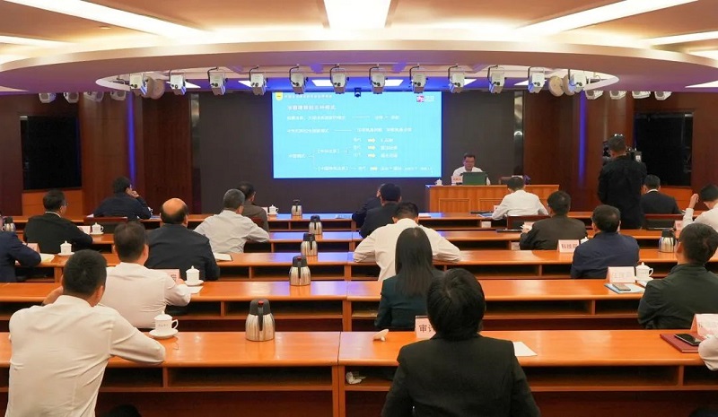 市政府黨組理論學(xué)習(xí)中心組專題學(xué)習(xí)習(xí)近平法治思想會(huì)議暨常務(wù)會(huì)議學(xué)法講座舉行.jpg