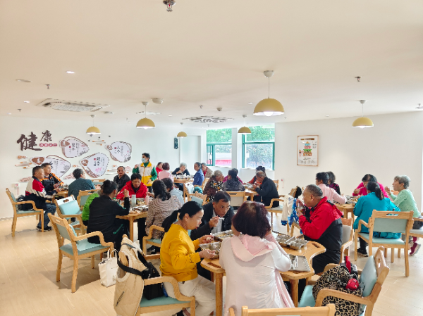 2.老年人在中山市東區(qū)街道綜合養(yǎng)老服務(wù)中心“長者飯?zhí)谩庇貌?(1).jpg