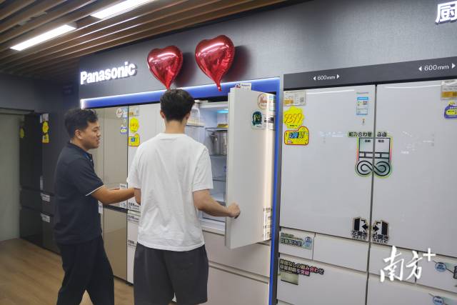 蘇寧易購石岐大信店里，消費者正在選購冰箱。