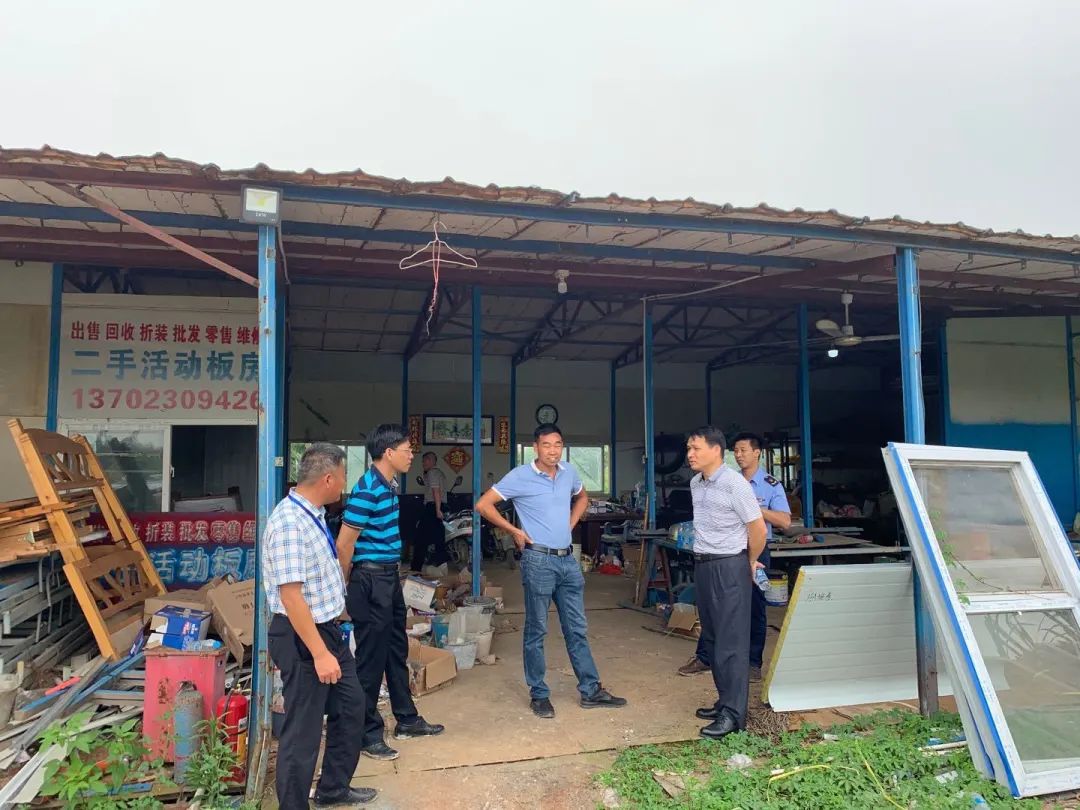 我鎮(zhèn)多部門聯(lián)合突擊檢查無證照廢品收購場(chǎng)001.jpg