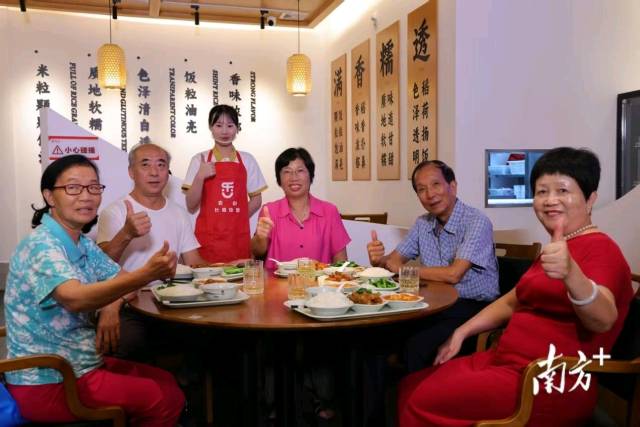 就餐老人為中山市香山長者飯?zhí)命c(diǎn)贊。  資料圖片