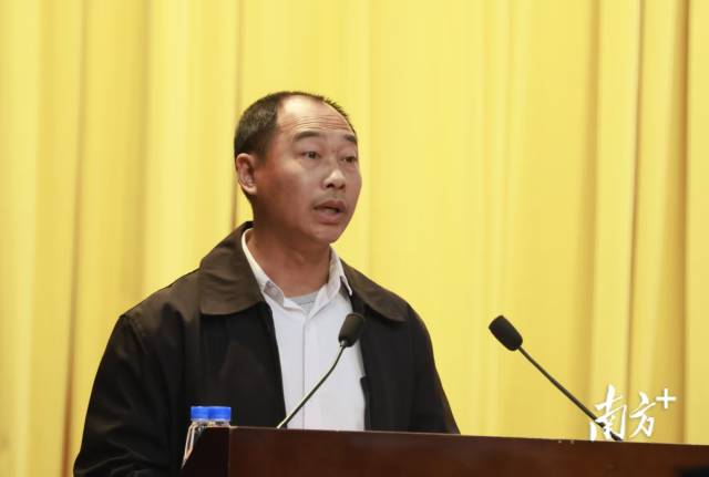 板芙鎮(zhèn)板芙社區(qū)黨總支書記黃錦文。