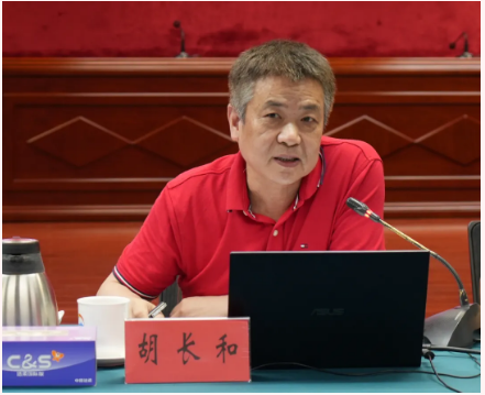 政企同心謀發(fā)展，雙向奔赴開新局！港口鎮(zhèn)召開企業(yè)家座談會2.png