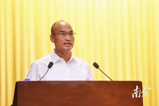三鄉(xiāng)鎮(zhèn)圍繞2024年以來(lái)推進(jìn)“百千萬(wàn)工程”的亮點(diǎn)成效、經(jīng)驗(yàn)做法及下一步工作打算作交流發(fā)言。  南方+ 葉志文 拍攝