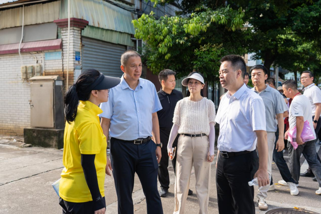 東區(qū)街道開展登革熱防控統(tǒng)一行動