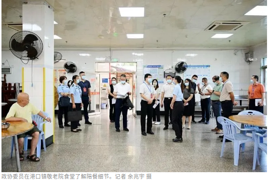 守護(hù)“舌尖上的安全” ！市政協(xié)到港口鎮(zhèn)開展集體用餐、供餐單位陪餐制度落實(shí)情況專項(xiàng)監(jiān)督1.png